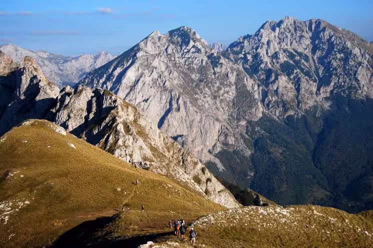 Luftaufnahme der Berglandschaft in Livno, Bosnien, aufgenommen mit einer Drohne