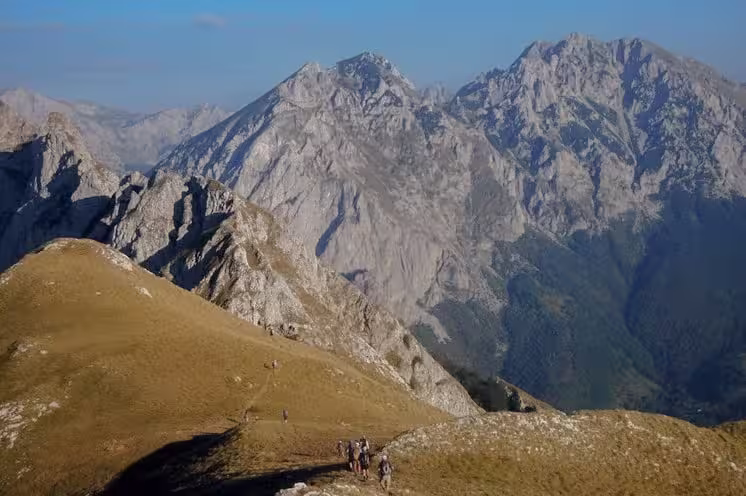Luftaufnahme der Berglandschaft in Livno, Bosnien, aufgenommen mit einer Drohne