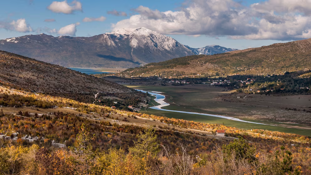 Luftaufnahme der Berglandschaft in Livno, Bosnien, aufgenommen mit einer Drohne
